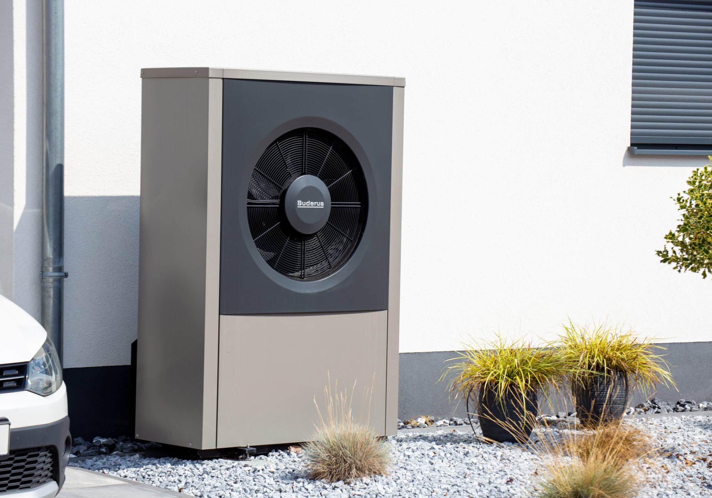 Wärmepumpe des Herstellers Buderus an einem Wohnhaus