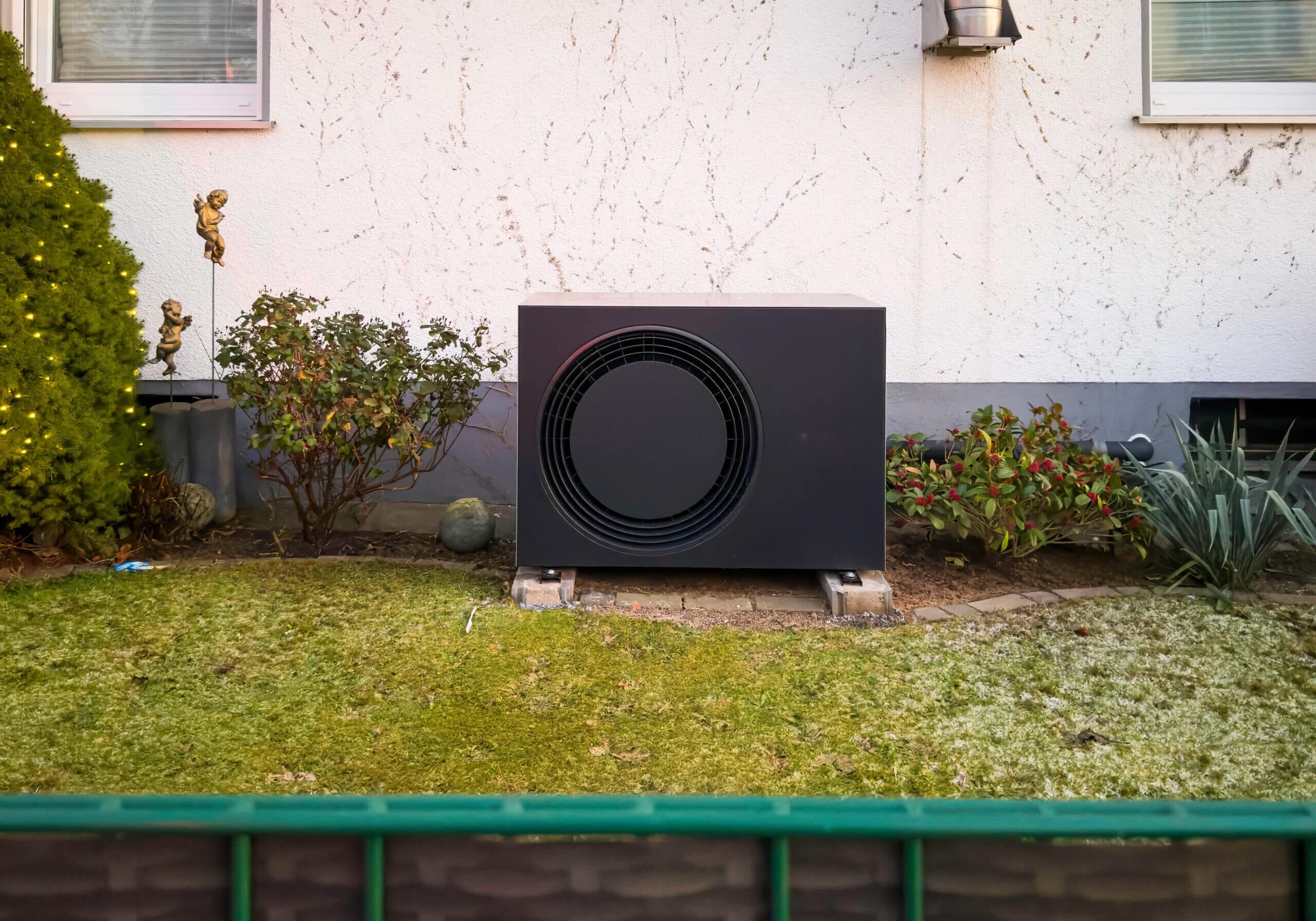 Eine schwarze Wärmepumpe in einem Vorgarten in Langenfeld, Deutschland